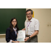 江理事長渾欽頒發獎狀及圖書禮券授予學生論文組最佳發表者