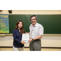 江理事長渾欽頒發獎狀及圖書禮券予學生論文組最佳發表者