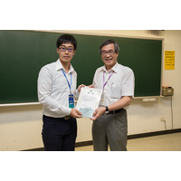 江理事長渾欽頒發獎狀及圖書禮券予學生論文組最佳發表者