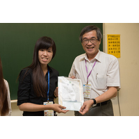 江理事長渾欽頒發獎狀及圖書禮券予學生論文組最佳發表者