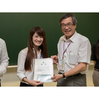 江理事長渾欽頒發獎狀及圖書禮券予學生論文組最佳發表者