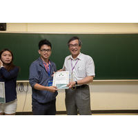 江理事長渾欽頒發獎狀及圖書禮券予學生論文組最佳發表者