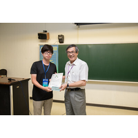 江理事長渾欽頒發獎狀及圖書禮券予學生論文組最佳發表者